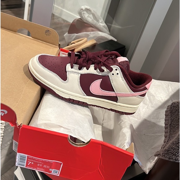 SOLD ❌ Nike dunk low Valentine 2023 ❌ SOLD - Picture 2 of 4